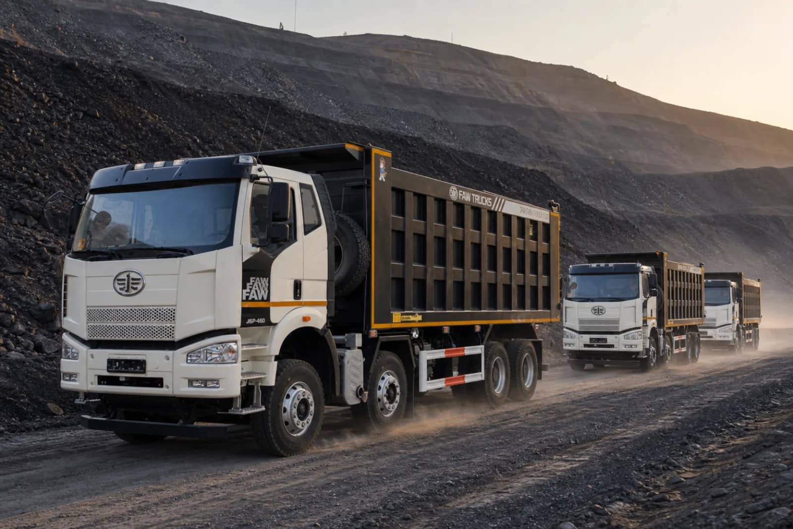 Колонна белых самосвалов FAW J6 8×4 в угольном карьере