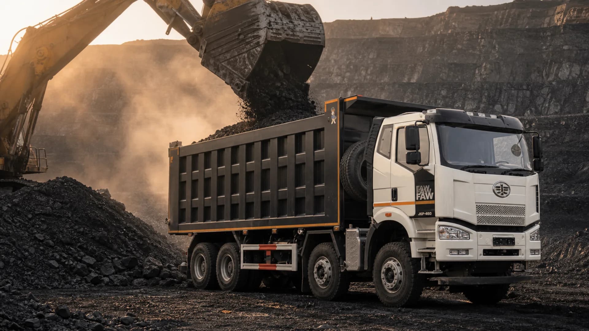 Белый самосвал FAW J6 8×4 на погрузке в угольном карьере