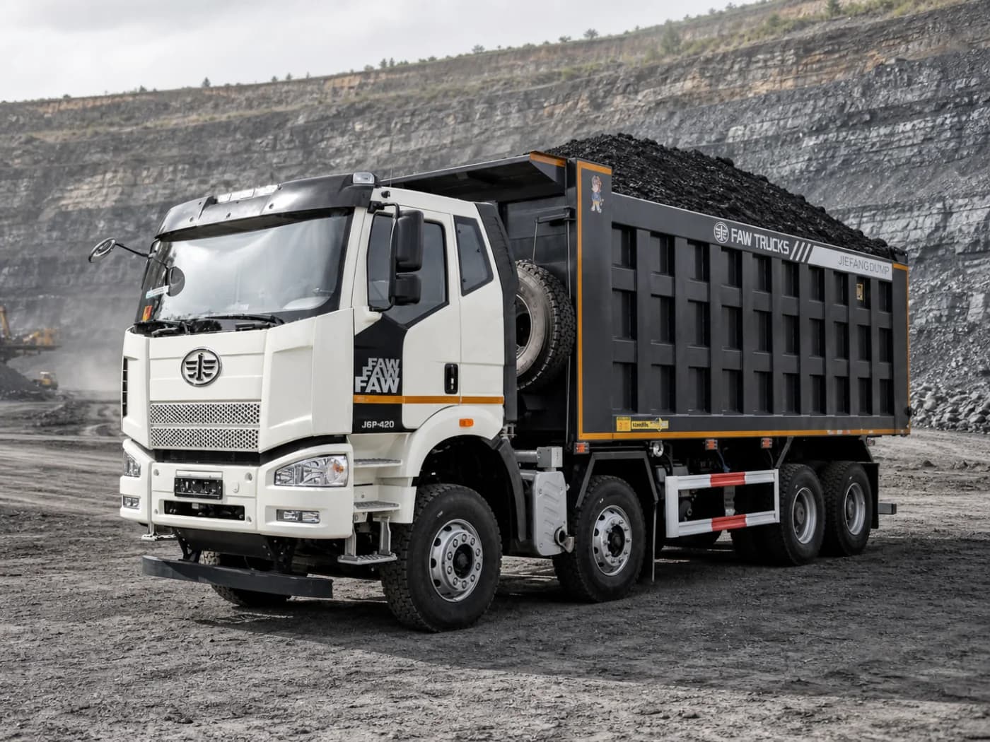 Загруженный углём самосвал FAW J6 8×4